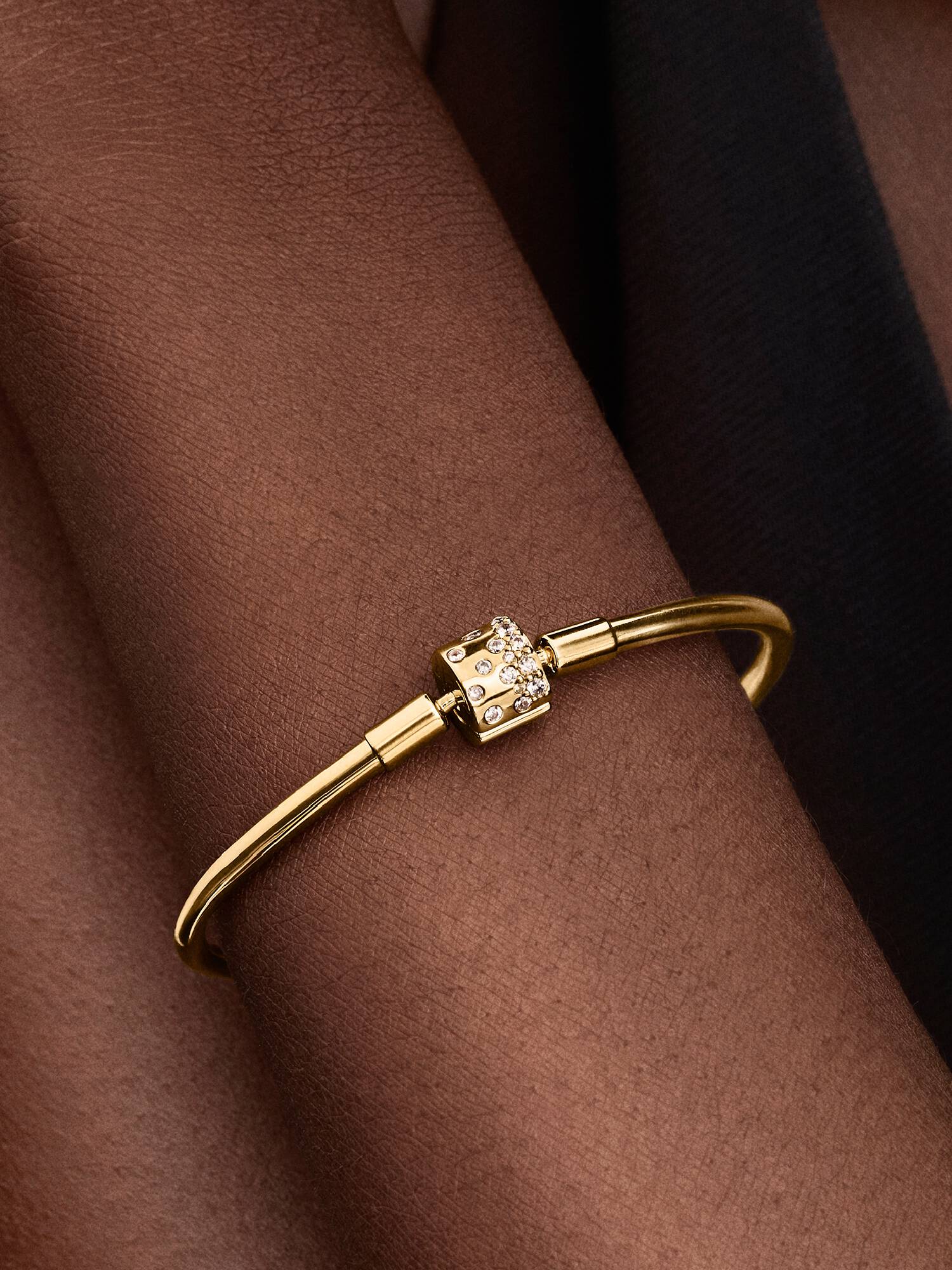 Sparkling Barrel Clasp Bangle