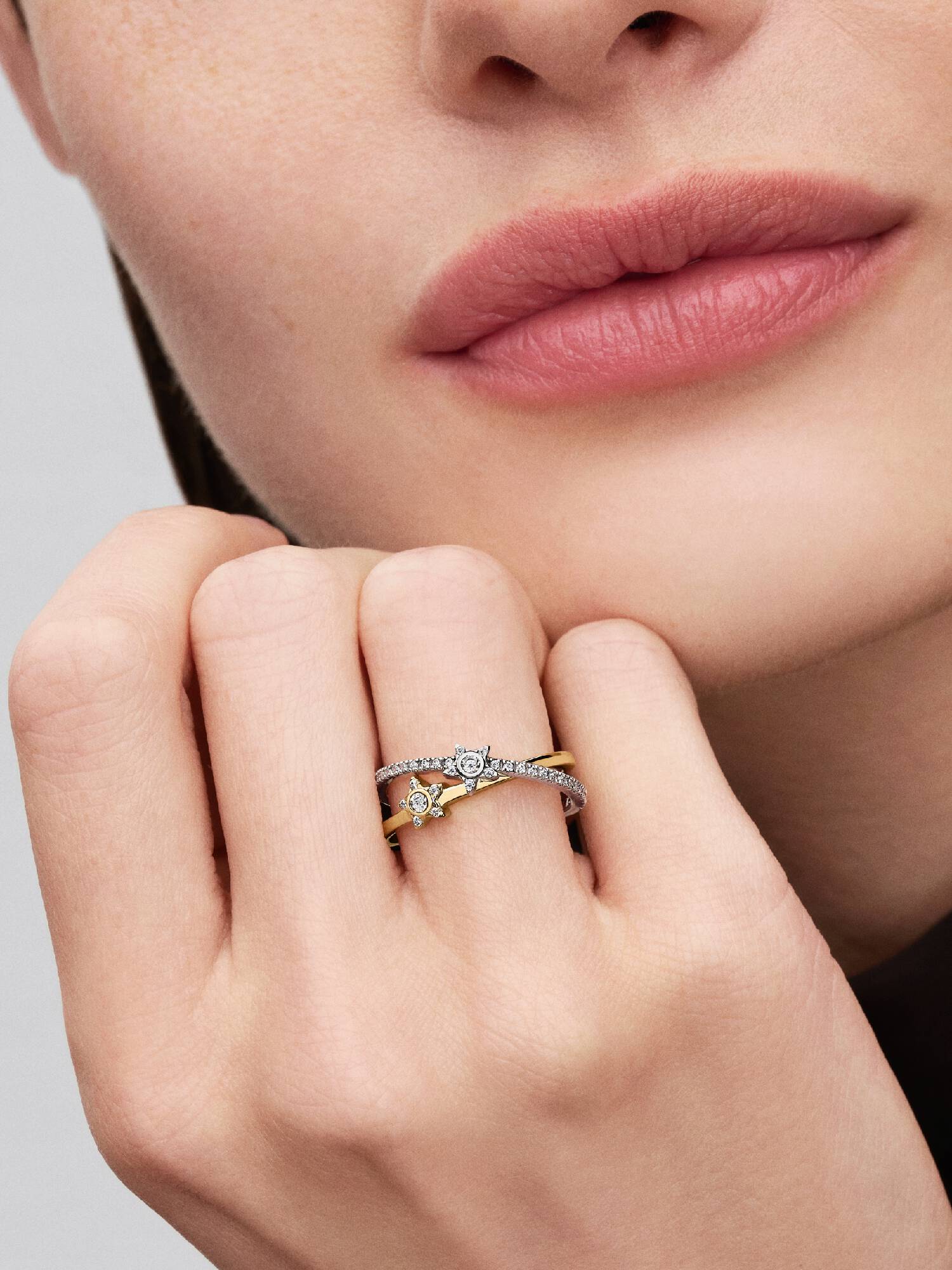 Sparkling Stella Crossover Ring
