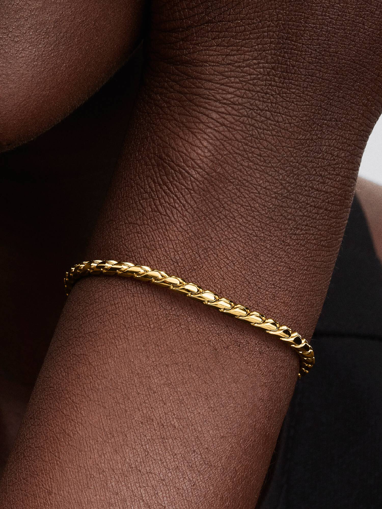 Round Clasp Wing Chain Bracelet